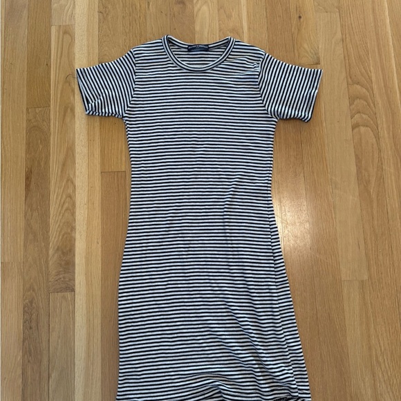 Brandy Melville Throwback OG striped t-dress white + navy stripes one size - Picture 4 of 9